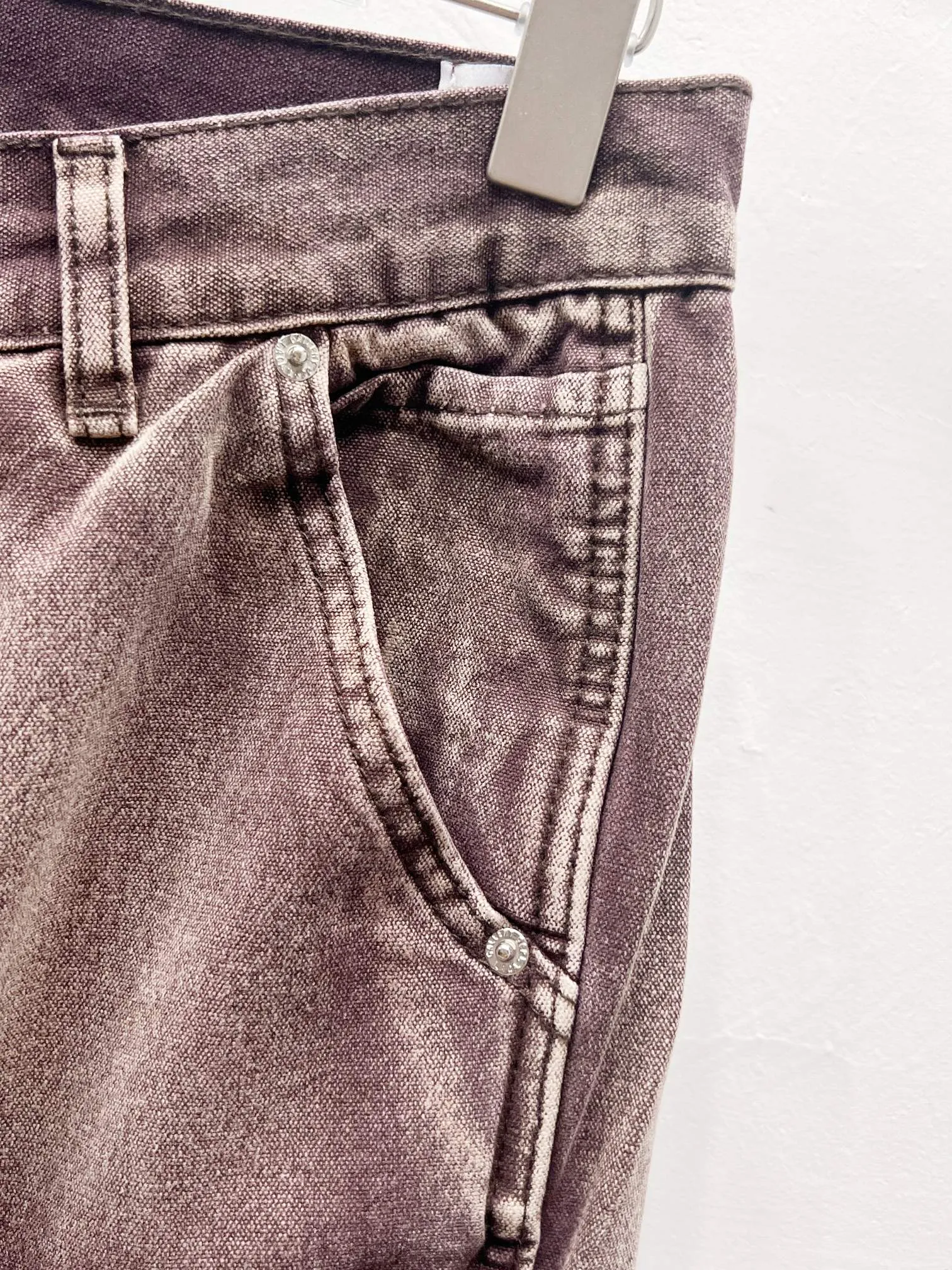 P250 Style number: (c079) Gallery Dept #LA FLARE CARPENTER PANTS Roddy Ricch's same style ink wash flared overalls brown. Styles with different wash textures are very friendly to people with thin legs and thick legs. The straight version is very flattering to the leg shape. The moderate length is timeless and easy to match. It is the basis of various styles and a must-have in the wardrobe! The fabric is stiff but also makes the upper body soft without losing texture. The washing process is even more perfect. It is a must-have item for everyone! ! ! Washed wheat, hang tag, pants label, three labels complete Size: 28-30-32-34-36 Color: Brown